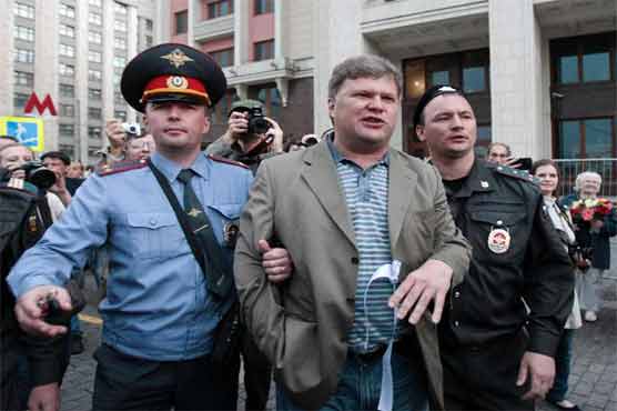 Russia police storm protest leaders houses
