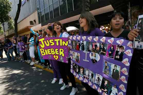 Bieber fans throng Mexico City's main plaza
