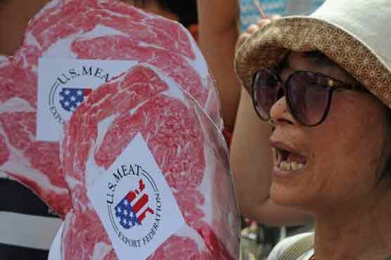 Taiwanese farmers throw cow dung at parliament