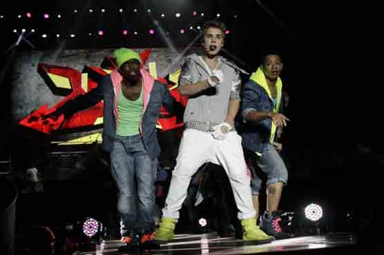 Justin Bieber stirs up Mexico City with free show