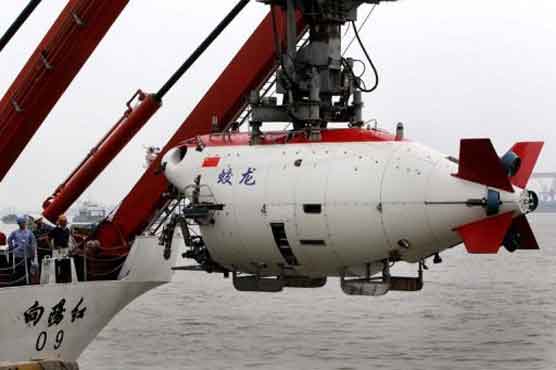 Submersible sets news China dive record 