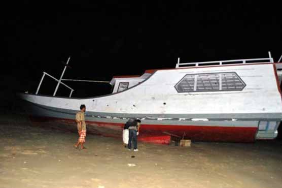 Indonesia: 15 go missing after boat sinks