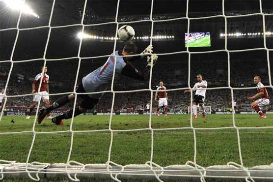 Greece enjoying life on edge at Euro 2012