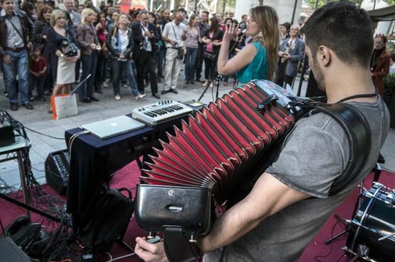 Parisians sing in the summer at music festival