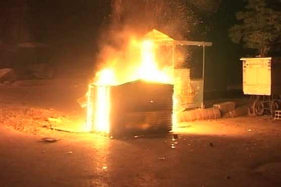 Mob torches bus, Kiosks in North Karachi