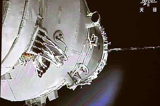 China conducts first manual space docking