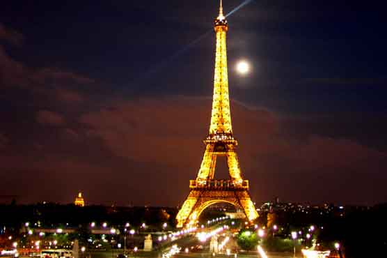 Briton commits suicide by jumping from Eiffel Tower 