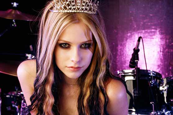 Avril Lavigne donates musical instruments to kids  