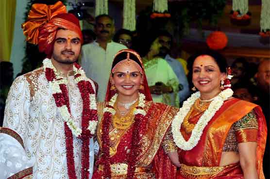 Big B and others attend Esha's wedding 