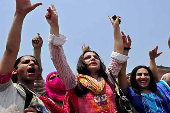 Gujranwala: Eunuchs protest against police 