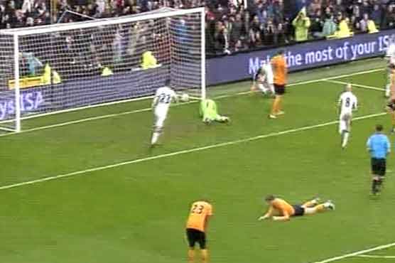 Football: United crush Spurs to keep pressure on City