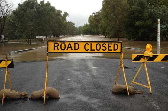 Thousands flee Australian town as flood fears grow