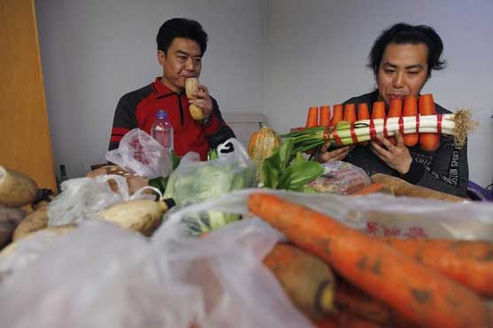 Two Chinese brothers make vegetable music