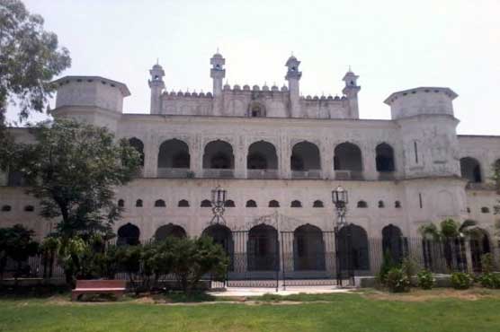 Student groups clash in Islamia College