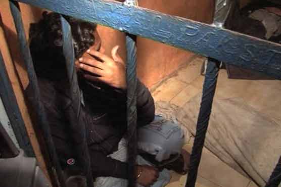 Karachi: Citizens hand over 3 robbers to police 