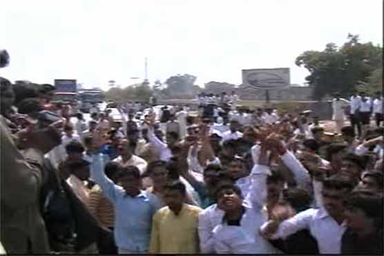 Pattoki: angry students block Multan Road