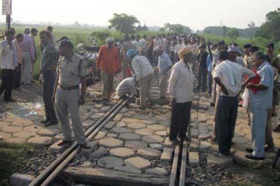 15 killed in train collision in India 