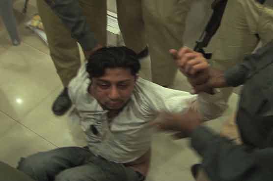 Citizens beat three dacoits in Karachi