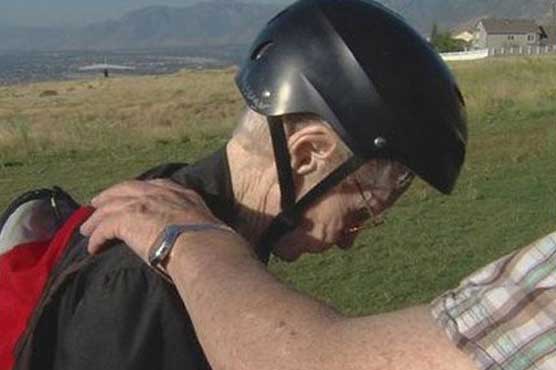 101-year-old woman breaks paragliding record