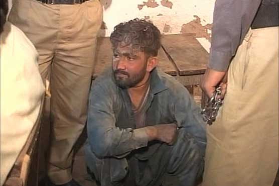 Multan: Residents handover two dacoits to police