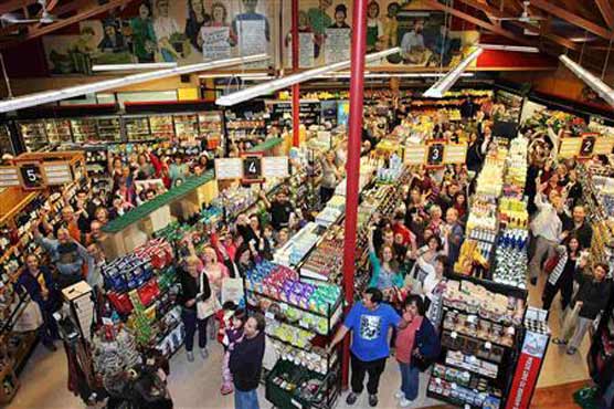 Cash Mobs gather to splurge in locally owned stores