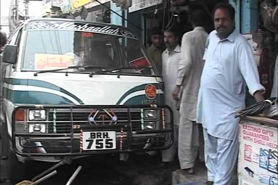 Multan: Speedy wagon rams into shop, injures 6
