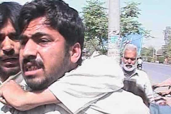 Citizens beat dacoit in Faisalabad