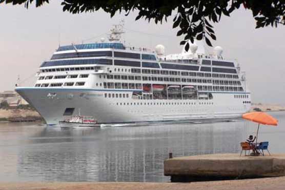 Hundreds of tourists on ship adrift off Philippines