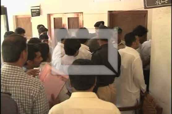 Lawyer hurls a shoe at judge in Faisalabad