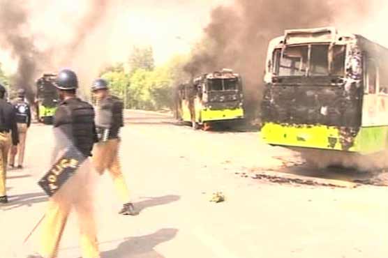 Lahore: student dies accidently, 3 busses set on fire