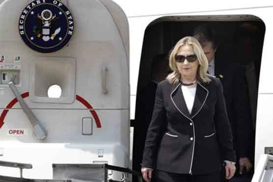 Clinton urges India to further cut Iranian oil import