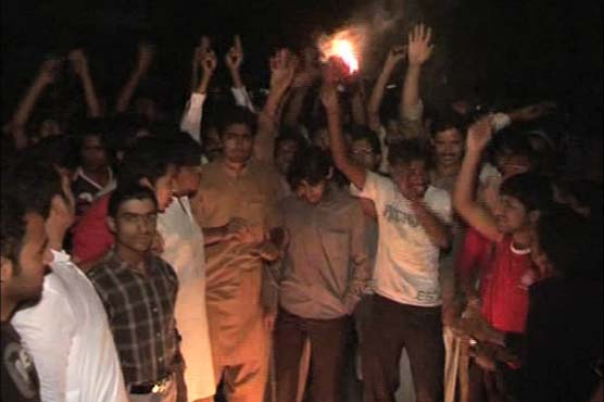 Lahore: Students stage protest against loadshedding