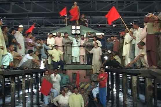 Lahore: PR loco shed employees launch protest, demand pay raises