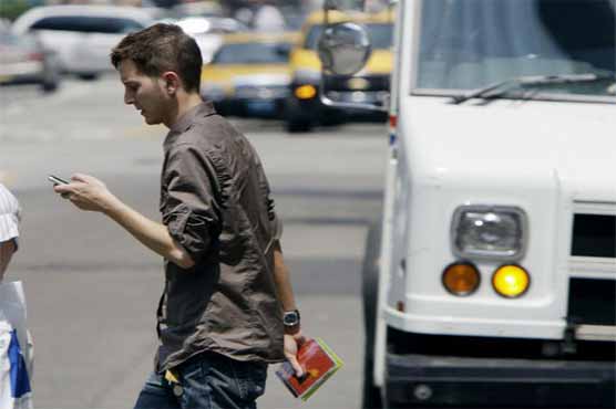 New Jersey: Pedestrian busy in texting to pay $85 as fine