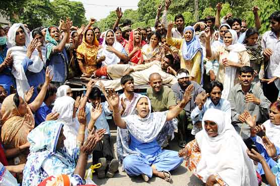 Lahore: Jinnah Hospital sweepers go on strike 