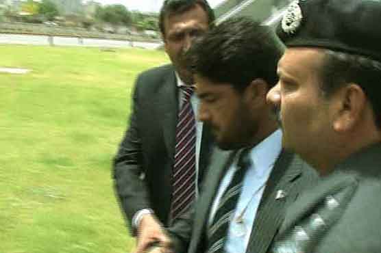 Lahore: Brawl between Police and PM's security guard