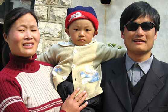 Blind Chinese activist leaves for US