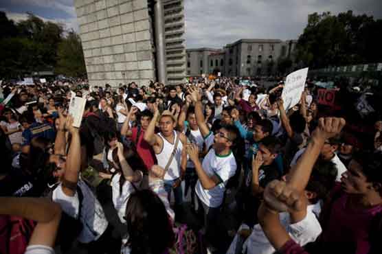 Thousands of students protest media in Mexico
