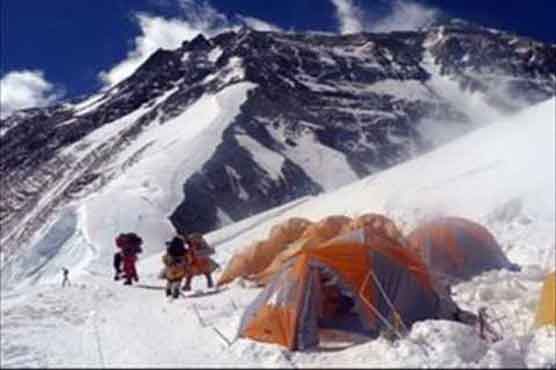 Days after deaths, another crowd attempts Everest