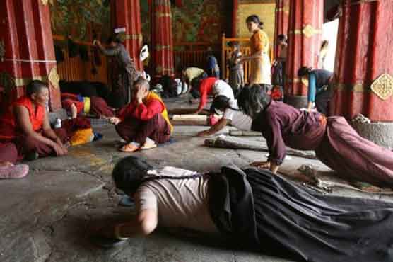 Two Tibetans set themselves on fire outside temple