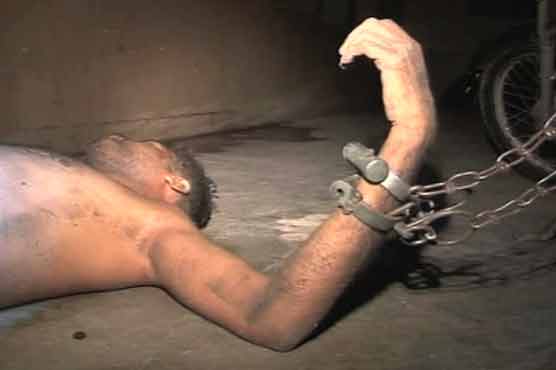 People thrash dacoits in Karachi 