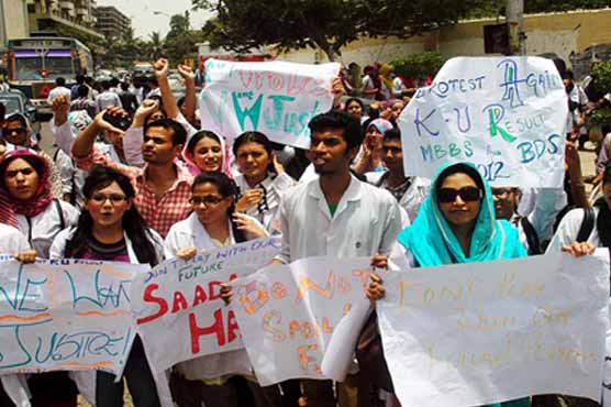 Karachi: Students decry mismanagement in results