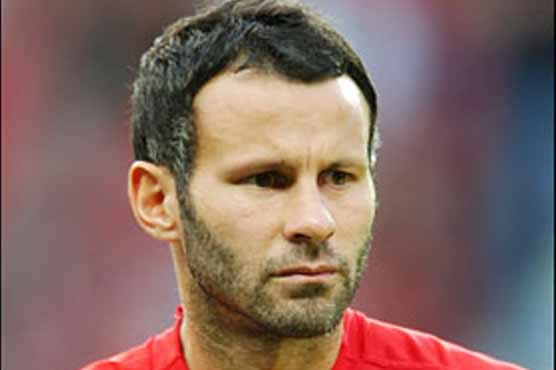 Giggs joins Van Persie fan club as Arsenal await