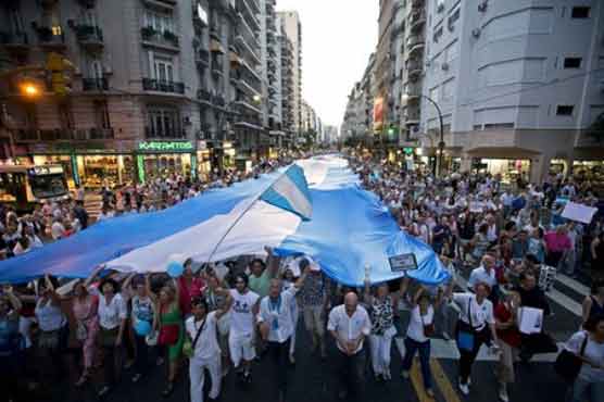Argentines protest in huge anti-government march 
