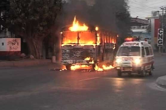 Police baton charge protestors in Karachi
