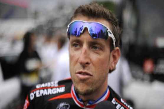 Armstrong's cancer foundation drops his name