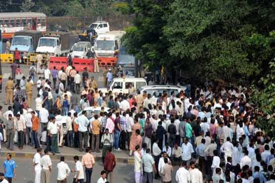 Bal Thackeray fans attack Amitabh, Abhishek 