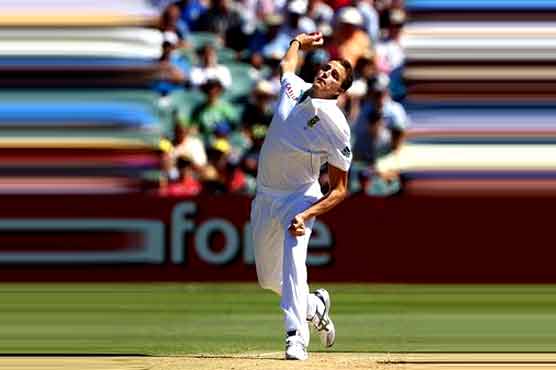 Kallis takes 2 key wickets, then limps off 