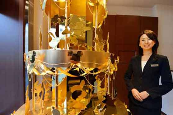 Gold Christmas tree for $4.2 million in Tokyo 