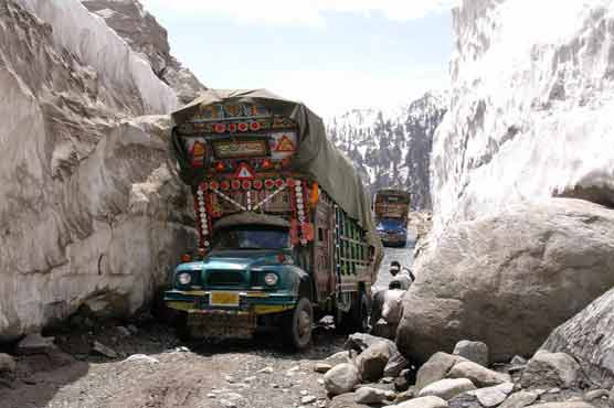  Lowari top closed for vehicular traffic